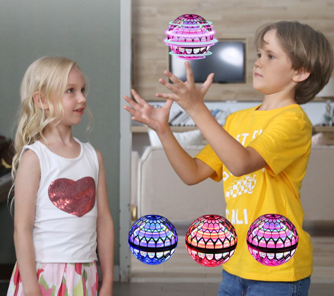 enfants jouant avec une boule volante lumineuse